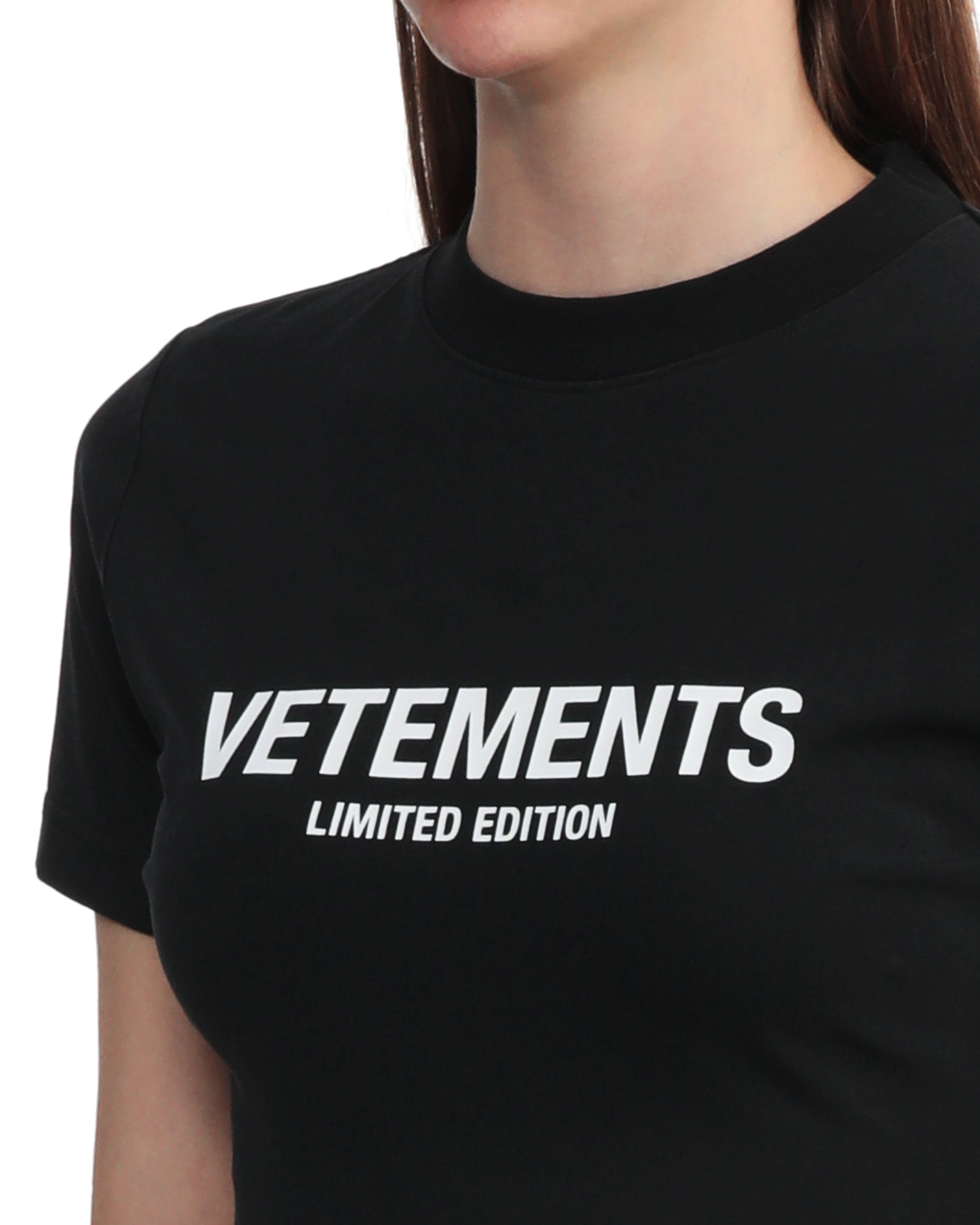 VETEMENTS Cropped logo tee